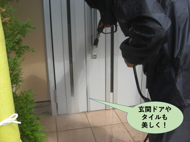 泉佐野市の玄関ドアやタイルも洗浄