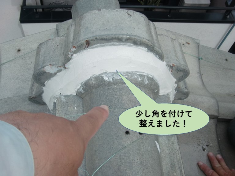 岸和田市の鬼瓦の取り合いの漆喰に少し角を付けて整えました