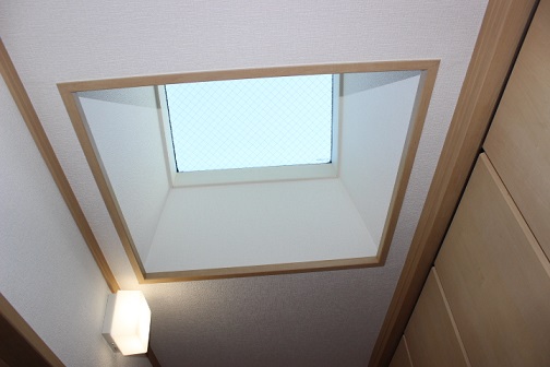 岸和田市上松町で屋根葺き替えと同時に天窓を取付ました！