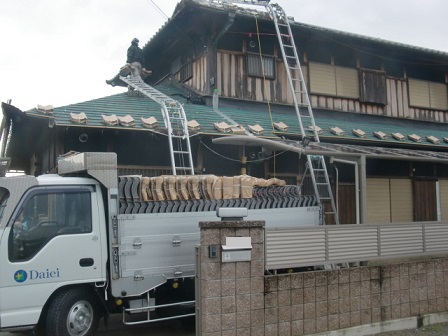 岸和田市東大路町の淡路産特上瓦の屋根の葺き替え工事中