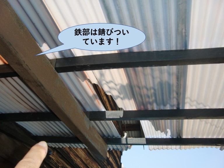 岸和田市のカーポートの鉄部は錆びついています