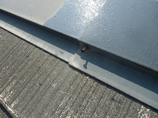 泉佐野市俵屋での屋根塗装で高圧洗浄作業で釘打ち
