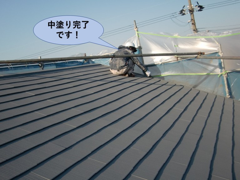 岸和田市の屋根を中塗り完了です