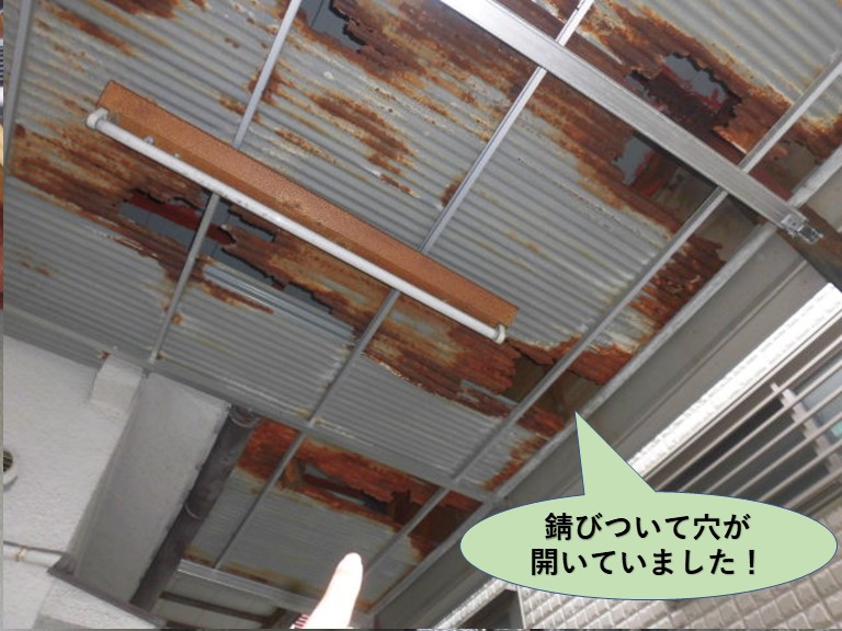 堺市中区のガレージ天井が錆びついて穴が開いていました
