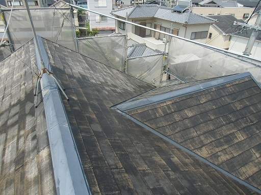 泉佐野市俵屋での屋根塗装で高圧洗浄作業