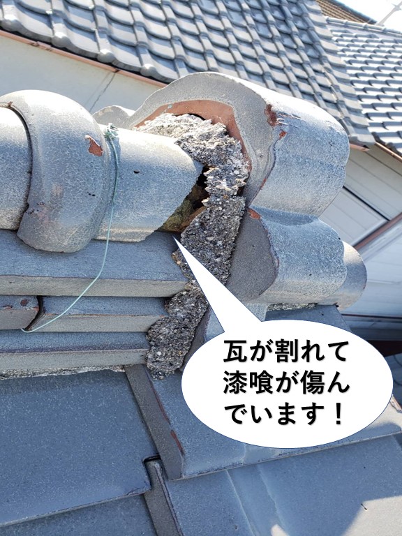 和泉市の瓦が割れて漆喰が傷んでいます