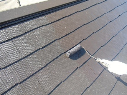 岸和田市真上町の外壁塗装と屋根塗装で屋根の上塗り