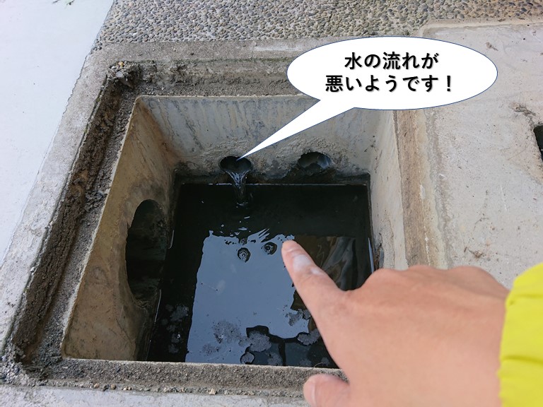 和泉市の雨樋の水の流れが悪いようです