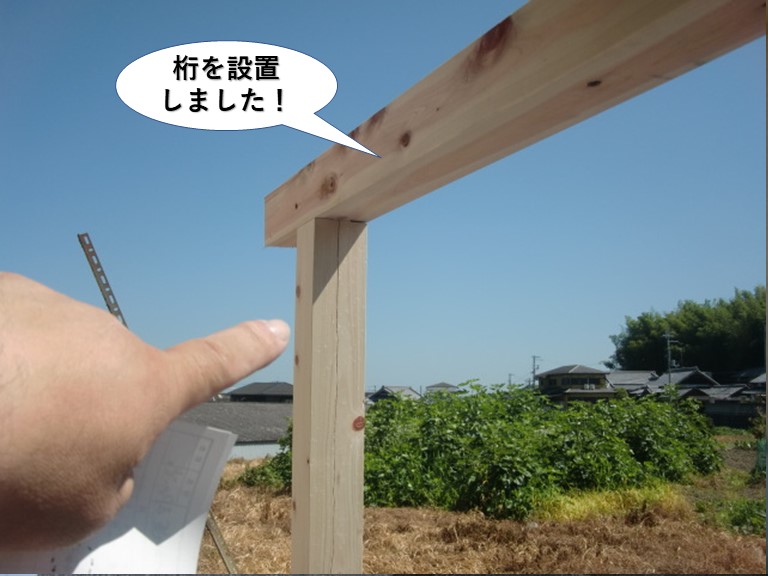 岸和田市のテラスの柱の上に桁を設置しました