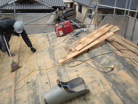 岸和田市土生町で洋瓦の屋根葺き替えで瓦・土の撤去