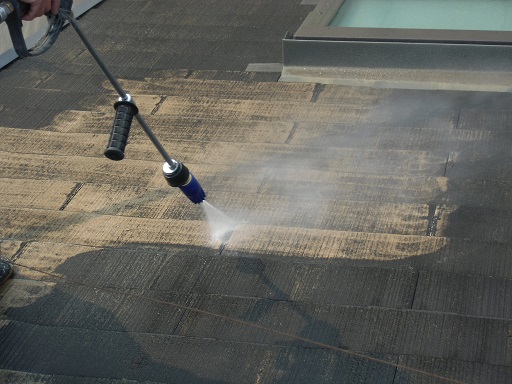 泉佐野市俵屋での屋根塗装で高圧洗浄作業