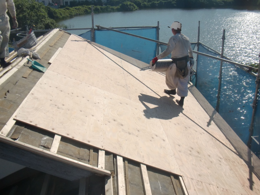 岸和田市土生町の屋根に合板設置
