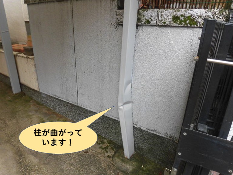 岸和田市のカーポートの柱が曲がっています
