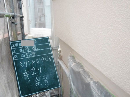 岸和田市極楽寺町で中塗り工程の屋根と外壁塗装