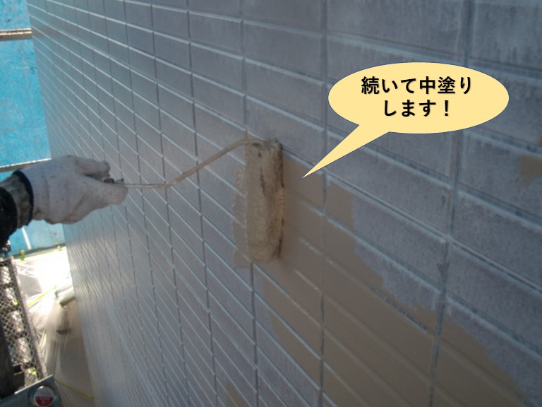 泉大津市の外壁を続いて中塗りします