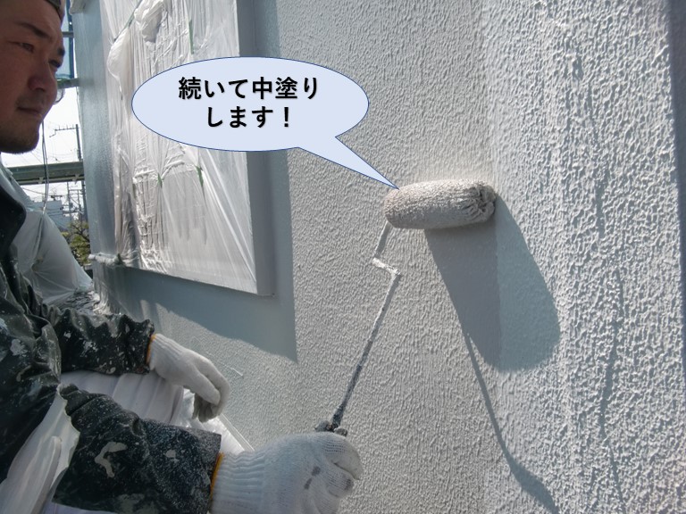 泉佐野市の外壁を続いて中塗りします