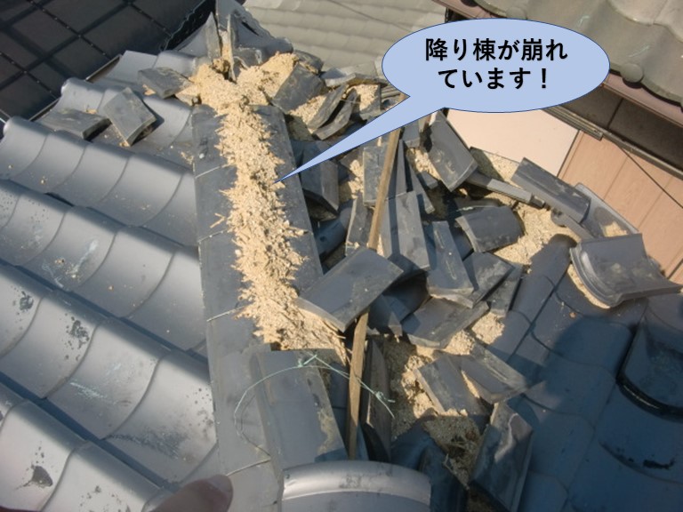 泉大津市の大屋根の降り棟が崩れています！