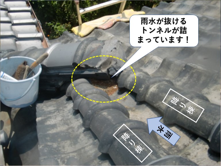 岸和田市の雨水が抜ける屋根のトンネルが詰まっています