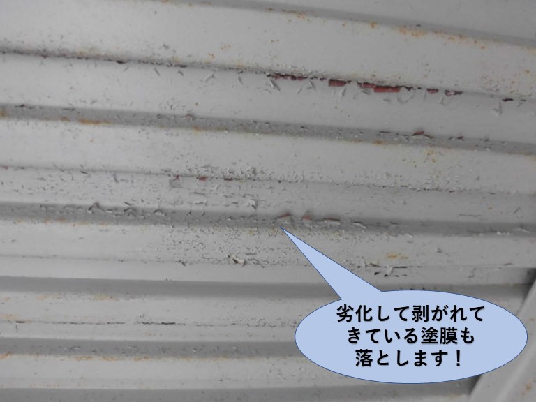 岸和田市のガレージの劣化して剥がれてきている塗膜も落とします