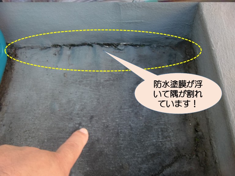 岸和田市土生町のベランダの既存の防水塗膜の浮き