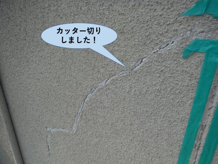 岸和田市の外壁のひび割れをカッター切りしました！