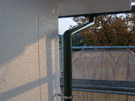 岸和田市上松町の外壁塗装で雨戸などの部分塗装や樋の取付