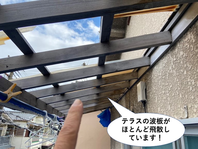 和泉市のテラスの波板が飛散しています！
