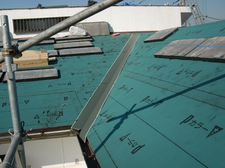 岸和田市上松町の屋根スレート瓦への葺き替え工事谷樋設置