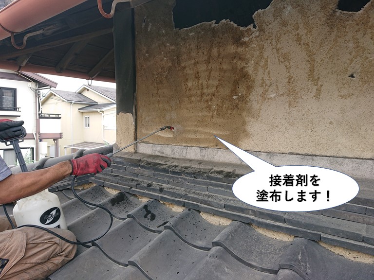 岸和田市の土壁に接着剤を塗布