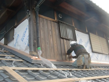 岸和田市東大路町の和瓦の屋根葺替えで板金下地処理など