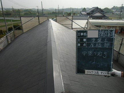 岸和田市真上町の外壁塗装と屋根塗装で屋根の中塗り