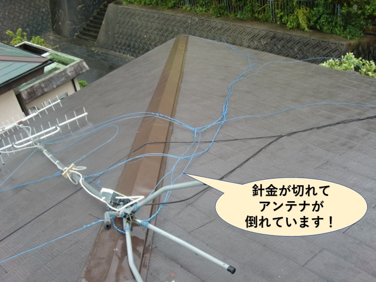 岸和田市の針金が切れてアンテナが倒れています
