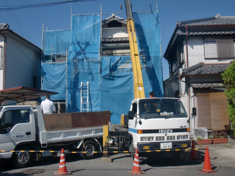 岸和田市土生町の屋根葺き替えのクレーン車