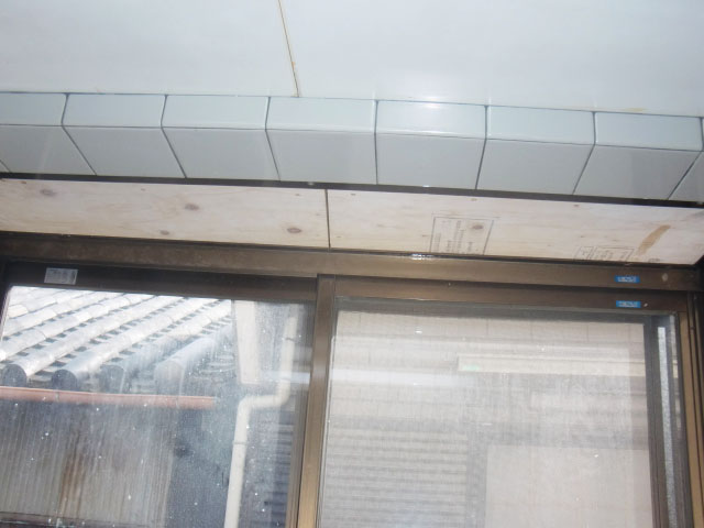 岸和田市紙屋町の出窓内部の天井修理