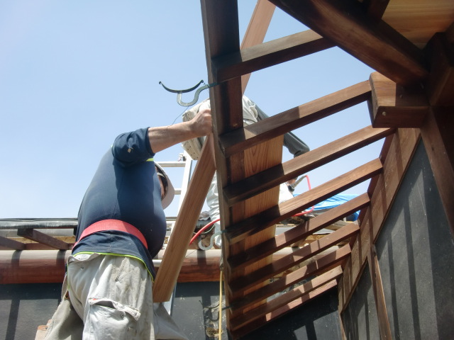 岸和田市土生町の下屋根の既存の軒天井板を張っています！