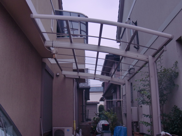 岸和田市西之内町のガレージの屋根パネル仮撤去