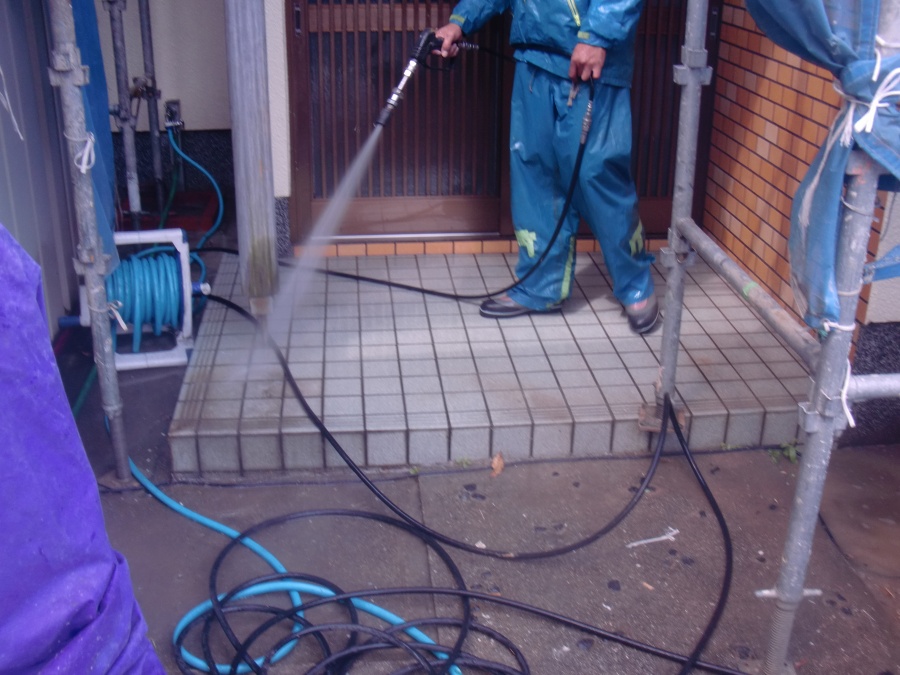 岸和田市土生町の高圧洗浄で玄関土間洗浄