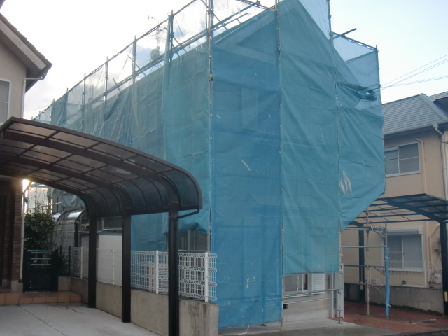 岸和田市下松町の外壁・屋根塗装で使用する足場設置完了