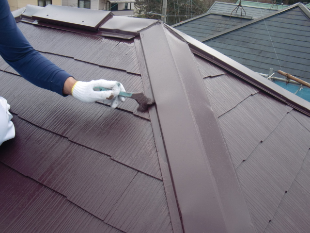 岸和田市包近町の屋根の板金刷毛塗装