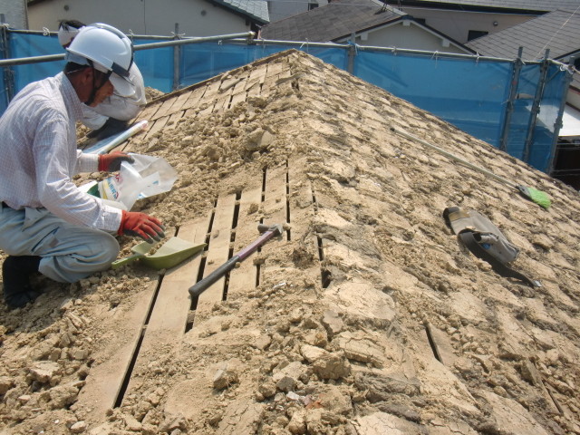 岸和田市藤井町で屋根の土を撤去中