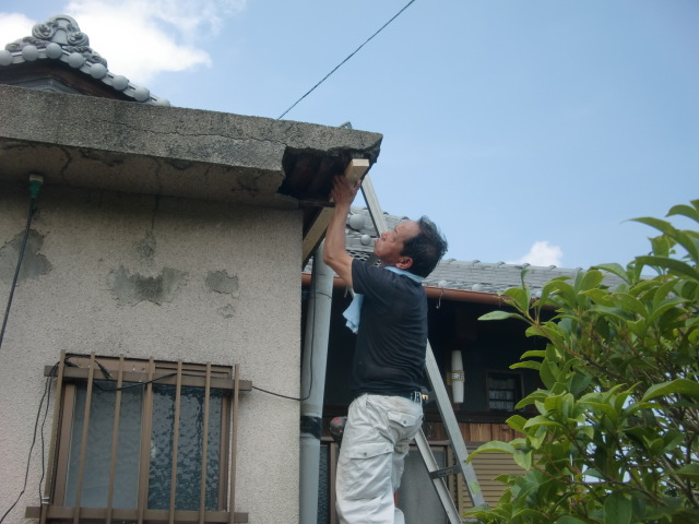 岸和田市包近町の陸屋根の補修で下地設置