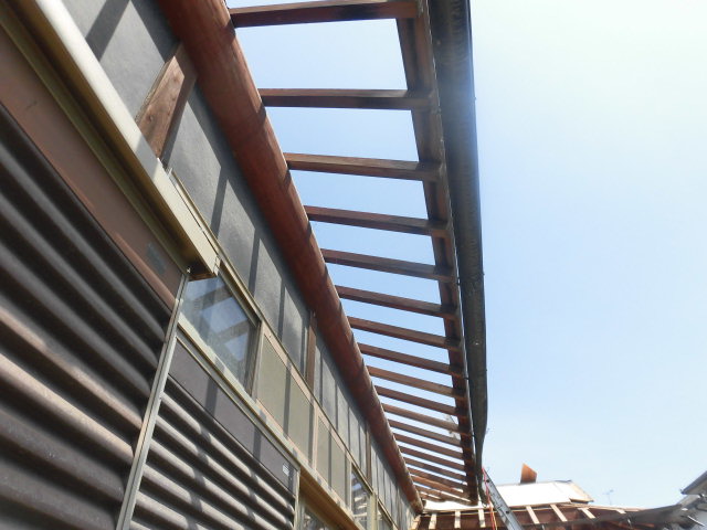 岸和田市土生町の下屋根の既存の軒天井撤去