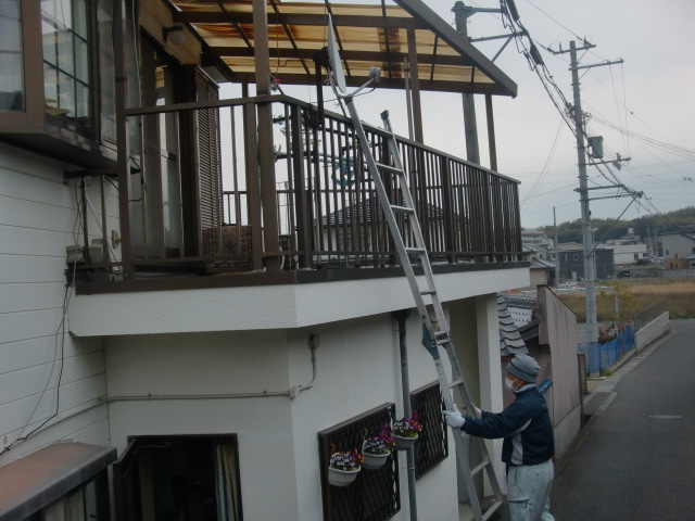 岸和田市尾生町の二階のテラス屋根をはしごで張り替え