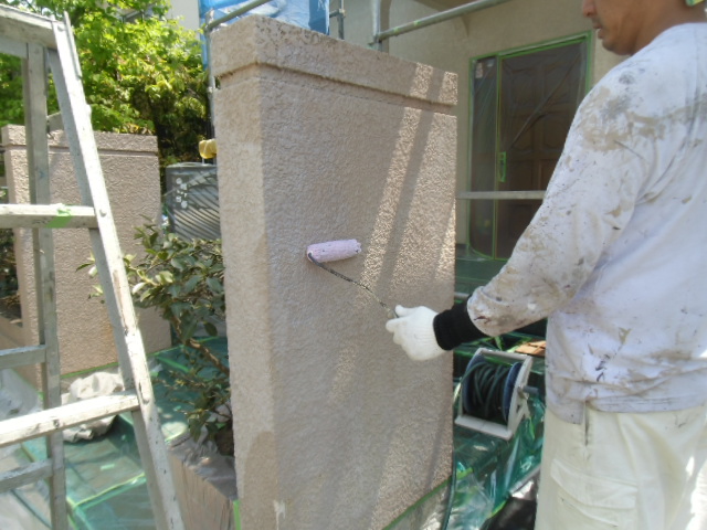 岸和田市天神山町の塀を下塗り塗装
