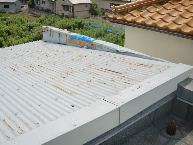 泉佐野市の台風で剥がれた笠木