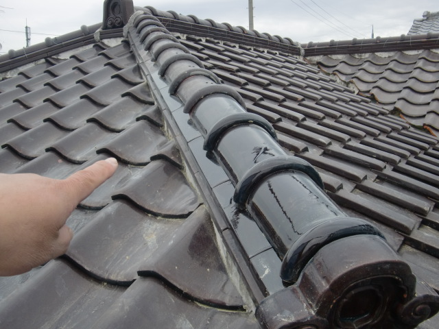 泉南市の台風で崩れた釉薬瓦の降り棟の修復・補強工事のＯ様邸！