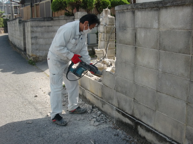 岸和田市土生町の屋根葺き替えに伴う塀撤去