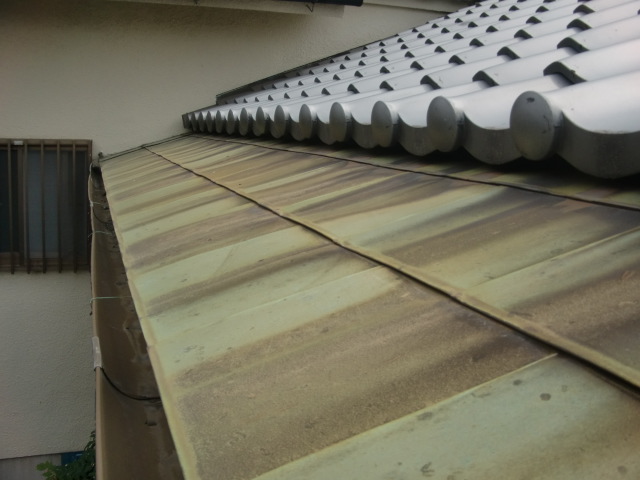 岸和田市の傷んだ銅板晒し葺きの屋根