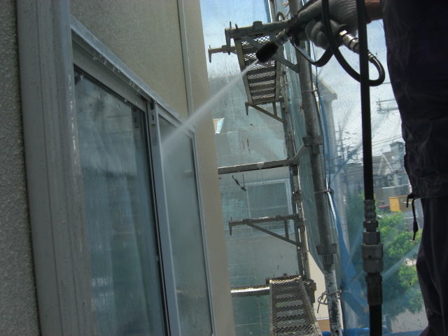 貝塚市半田の高圧洗浄で窓も洗います