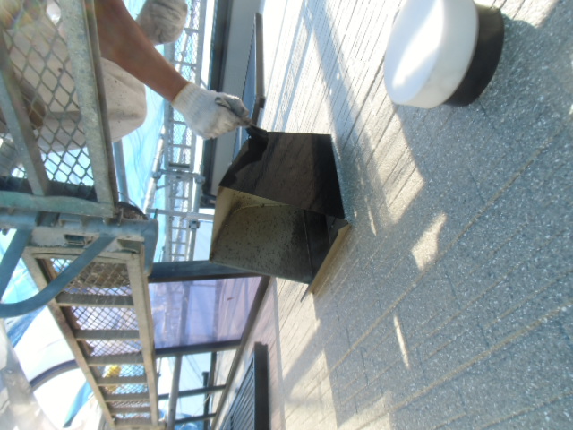 岸和田市西之内町の換気扇の屋外フード塗装